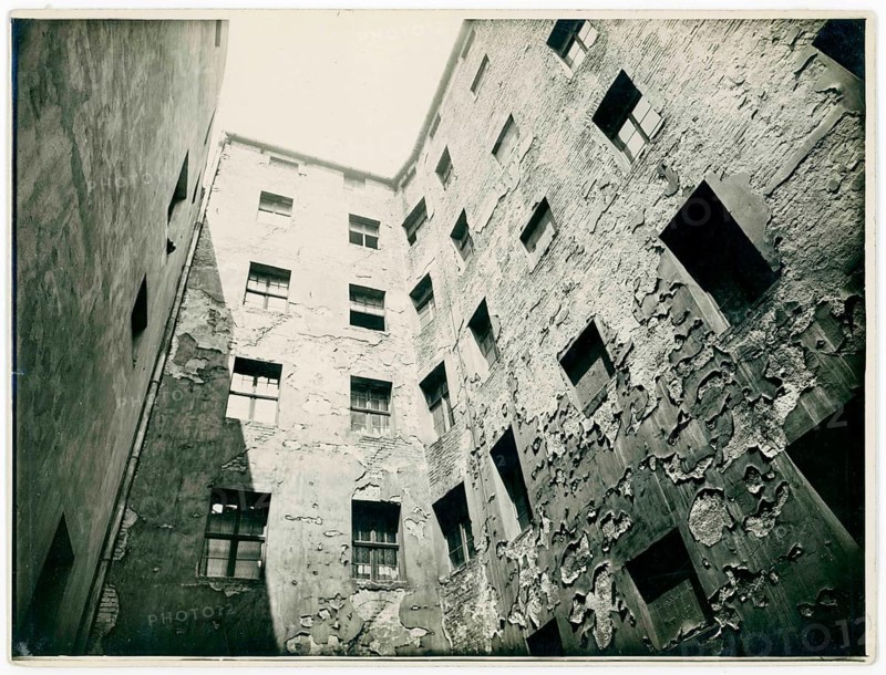 Berlin backyard, dilapidated building courtyard with visible damage and plastered walls, around 1920, Dr. Peter Weller