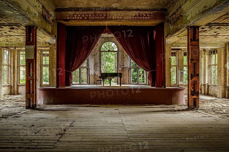 Morbid charm in the so-called piano hall, former lung sanatorium and lost place Heilstätte Grabowsee, Oranienburg, Brandenburg, Germany