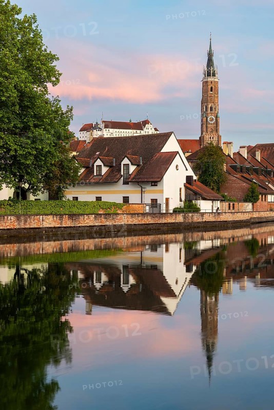 Isar promenade, Isar, St. Martin Abbey Basilica, historic houses, Landshut, Lower Bavaria, Bavaria, Germany