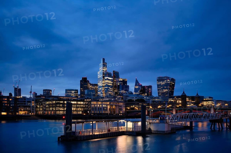 Night view, river themes, skyline behind, financial district, business district, financial district, financial district, high-rise walkie talkie, The City of London, blue hour, London, England, Great Britain, Great Britain