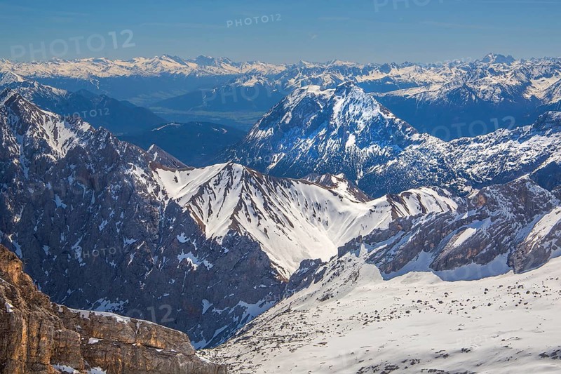 View from Zugspitze summit 2962m to the south of the Zugspitzplatt and the Tyrolean Alps, Garmisch-Partenkirchen, Loisachtal, Werdenfelser Land, Upper Bavaria, Bavaria, Germany