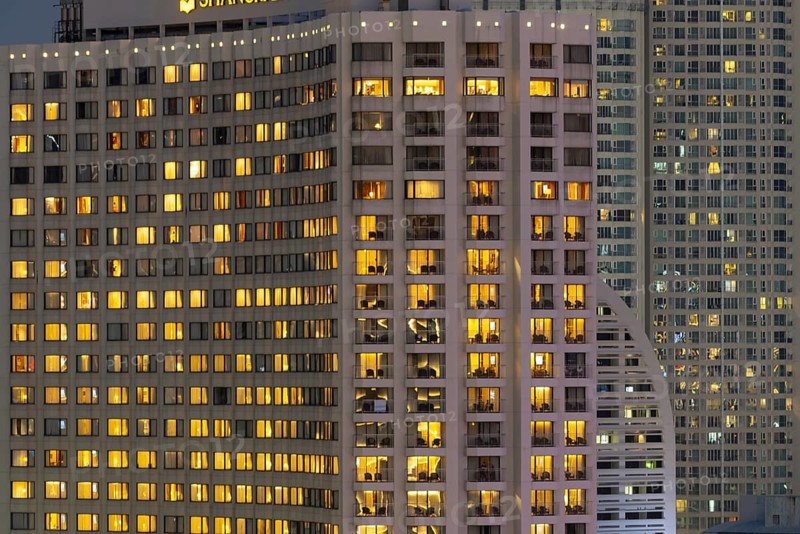 Nocturnal view of the Shangri-La Hotel on the east bank of Chao Phraya, the warmly lit rooms stand out clearly against the dense high-rise backdrop of the Riverside Zone, Bang Rak district, Bangkok, Thailand