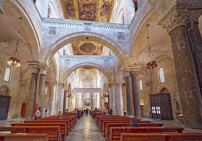 Basilica Pontificia San Nicola, Pontifical Basilica San Nicola, named after Nicholas of Myra, is a pilgrimage church for Roman Catholic and Orthodox Christians in Bari Veccia, the old town of the southern Italian city of Bari. The church is considered the founding building of the Barese Romanesque period. interior view. Bari, Apulia, Italy