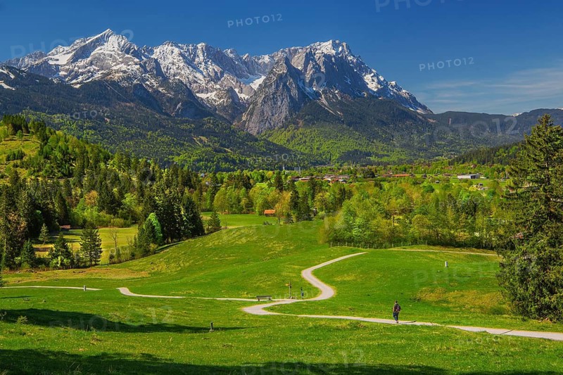 Hiking trail, Philosophenweg with the Zugspitze Group 2962m in spring, Farchant near Garmisch-Partenkirchen, Loisachtal, Werdenfelser Land, Upper Bavaria, Bavaria, Germany