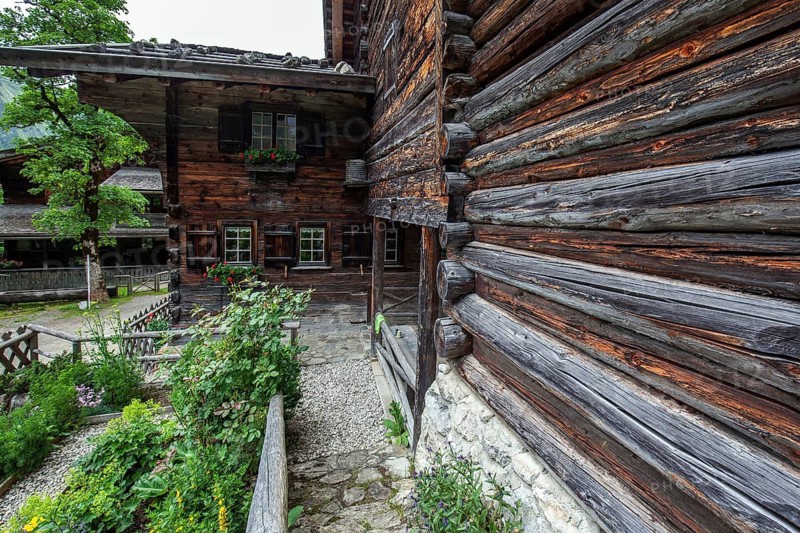 Old farmhouse, now museum, historic mountain farming village Gerstruben, in the back Marienkapelle and Höfats, Dietersbachtal, near Oberstdorf, Allgäu Alps, Oberallgäu, Allgäu, Bavaria, Germany
