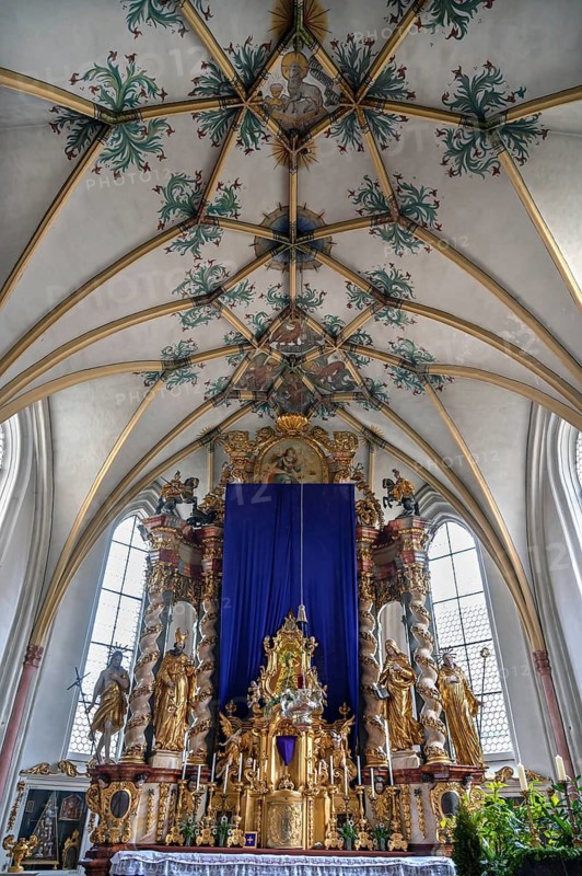 Altar with purple fasting cloth, Gothic mesh vault above, parish church of the Most Holy Trinity, founded in 1364, Kösslarn, Marktplatz 35, Lower Bavaria, Germany