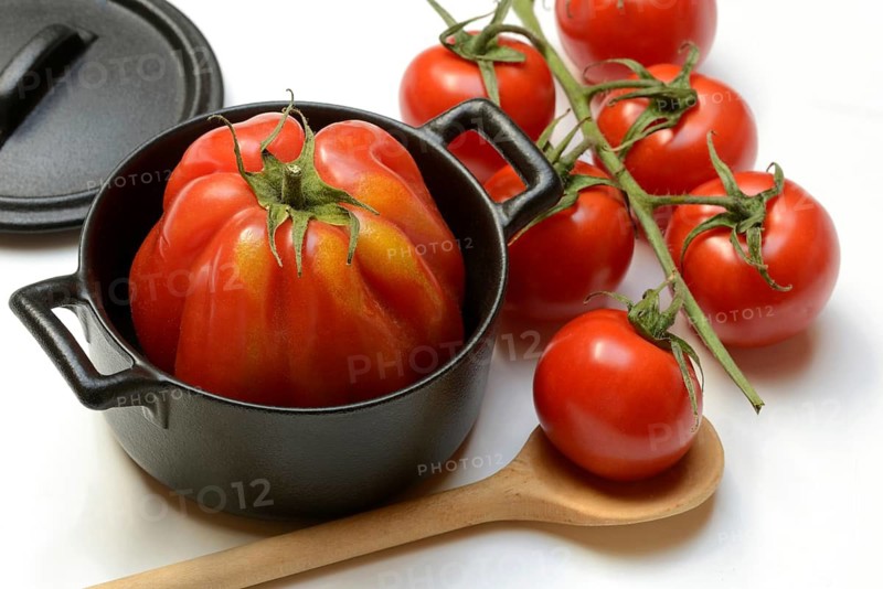 Oxheart tomato in pots and vine tomatoes