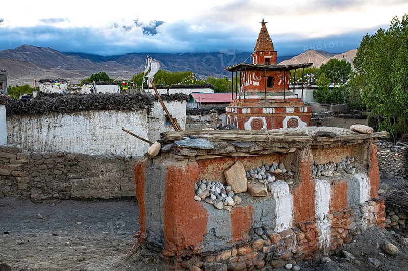Buddhist stupa, also chords, painted in the foreground on clay wall with Buddhist colors red, white, gray, tsa tsas, small Buddhist votive objects made of clay, which are often mixed with the ashes of the deceased, Tsarang, Mustang, Upper Mustang, former Tibetan kingdom, Himalayas, Nepal