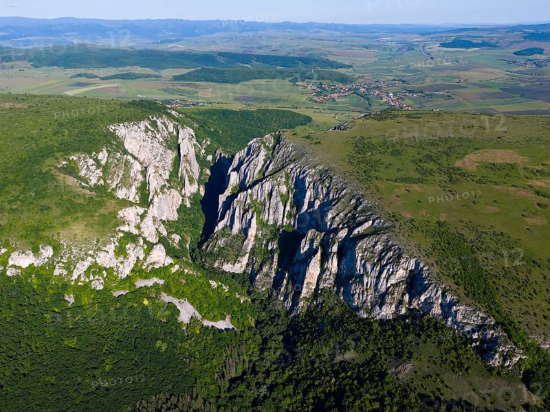 Aerial view of an impressive mountain range with distinctive limestone cliffs and green vegetation under a blue sky, aerial view, Cheile Turzii, Turda Gorge, Thorenburg Gorge, Turda, limestone gorge in the Trascau Mountains, Trascau, nature reserve, Western Carpathians, Transylvania, Romania