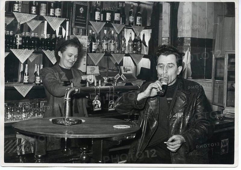 Berlin, Charlottenburg, pub, West-Berlin, beer, two people in a bar, drinking at a table, cozy atmosphere, around 1960