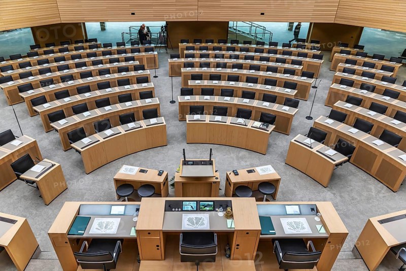 Empty meeting room in front of the start of the plenary session. Constituent session of the 18th state parliament of Baden-Württemberg. Strange: The Greens and CDU are equally strong, with 56 members each. AfD has 35 members of parliament, the SPD 10. Stuttgart, Baden-Württemberg, Germany