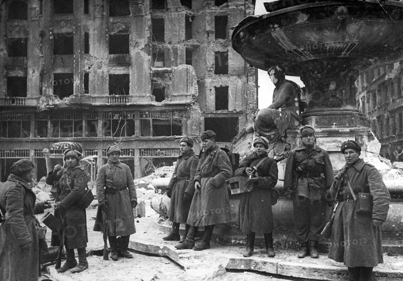 Budapest, soldiers on the street, 1945 World War II. Liberation of Budapest. The Battle of Budapest lasted from October 29, 1944 to February 13, 1945. On December 25, 1944, Soviet troops succeeded in completely enclosing Budapest. Around 33, 000 German soldiers and 37, 000 Hungarian soldiers allied with them still resisted in the cauldron. Around 800, 000 civilians were still living in the city at that time