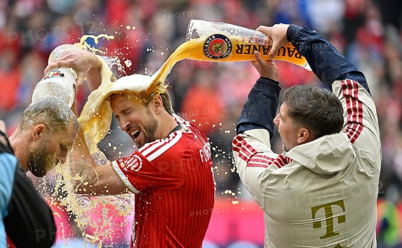 Beer shower, wheat beer shower, beer, Harry Kane FC Bayern Munich FCB (09) Konrad Laimer FC Bayern Munich FCB (27) Co-coach Coach Rene Maric FC Bayern Munich FCB FCB Championship Celebration German Football Champion FC Bayern Munich 2026, Football Bundesliga, Allianz Arena, Munich, Bavaria, Germany