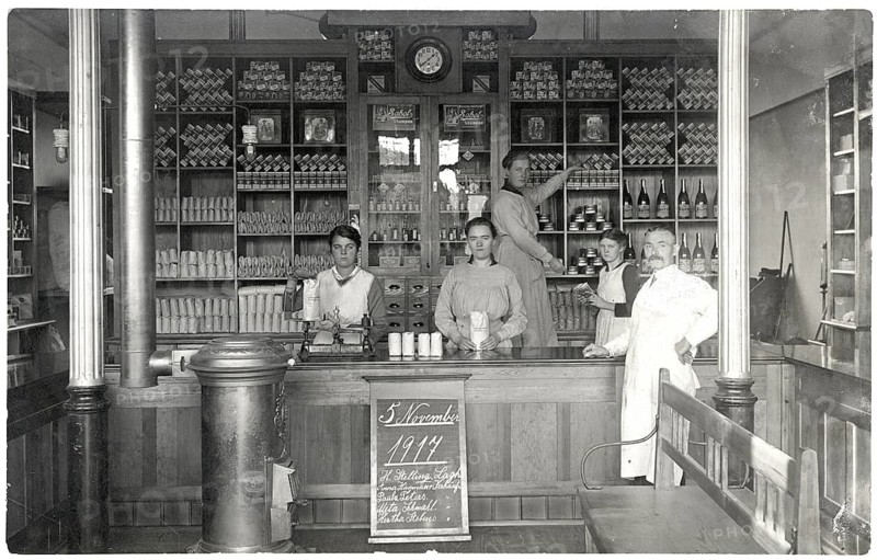Colonial goods, retail, shop counter, shop, profession, twenties, saleswoman, names of employees, a shop with people behind a counter, shelves with various goods in the background, 5.11.1917