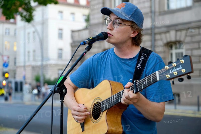 Marlo Grosshardt plays at the Fridays for Future heat demo. Invalidenpark, Berlin, 28.06.2026