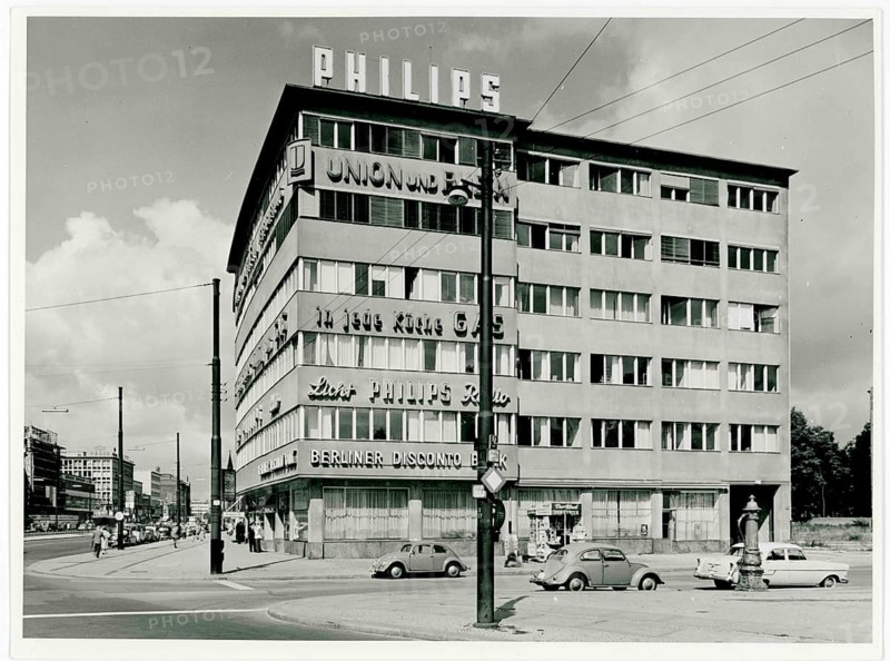 Tauentzien Str., Ansbacher Straße, Berlin, First commercial building on Tauentzien after the war, Philipps, advertisement, corner building of an electronics store with cars and passers-by on the street, around 1950