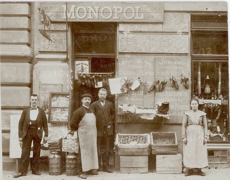 Monopoly, colonial goods, shop, profession, twenties, shoes, used, poor, group of four people in front of a general store with groceries, around 1914