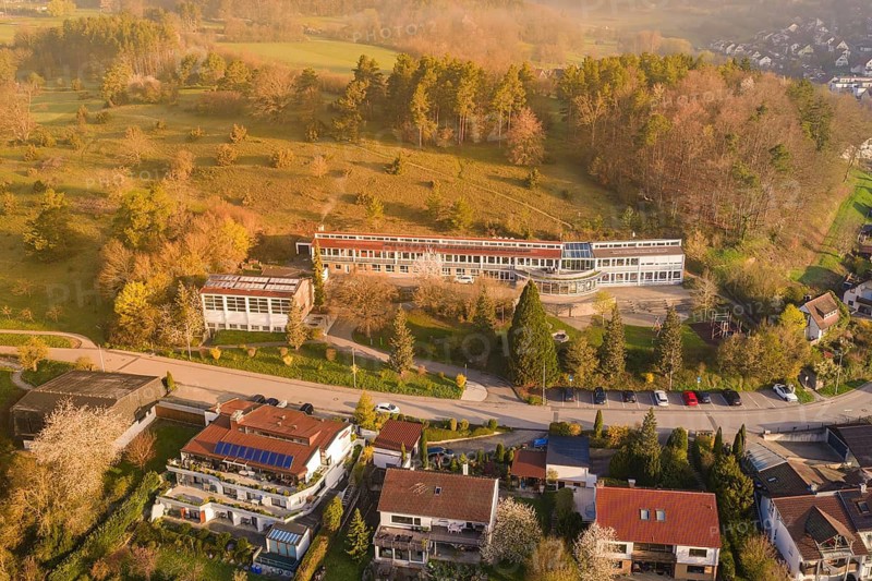 Aerial view shows a school and residential buildings nestled in green surroundings, Deufringen, Aidlingen, Heckengäu region, Böblingen district, Germany