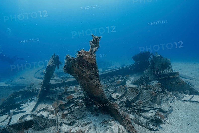 Rusted metal parts of a shipwreck rest on the sandy seabed, meteor wreck dive site, Russian hydrofoil, Arguineguin, Gran Canaria, Spain, Europe, Atlantic