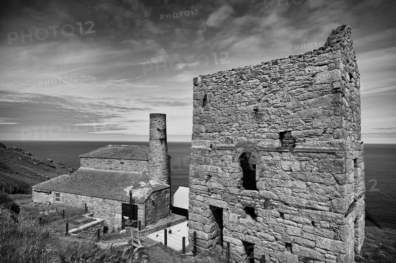 Steam boiler house, winch building, pump building, ruin, Levant mine, tin mine, tin mine, mining, Pendeen, Trewellard near St Just in Penwith, black and white, coast, cliffs, Cornwall, England, Great Britain, Great Britain