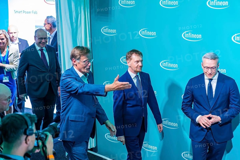 Infineon Smart Power FAB opened in Dresden. Federal Minister for Digital and State Modernization, Dr. Karsten Wildberger, Jochen Hanebeck, CEO Infineon Technologies AG and Michael Kretschmer Minister President of Saxony, Dirk Hilbert OB Dresden, symbolically open the factory, Dresden, Saxony, Germany