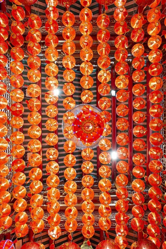 Traditional Chinese lanterns, numerous lanterns hanging from the ceiling, Wat Mangkon Kamalawat, Yaowarat Road, Chinatown, Bangkok, Thailand