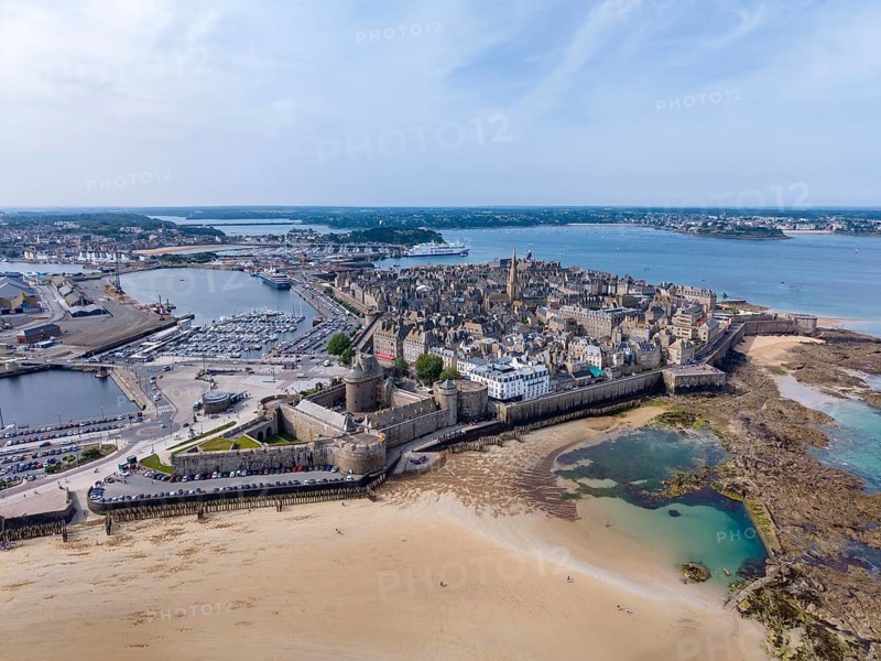 Aerial view of the famous corsair town of Saint Malo, with its distinctive granite buildings, city fortifications and wide sandy beach at low tide, Côte d'Émeraude, Emerald Coast, Ille-et-Vilaine department, Brittany, English Channel, France