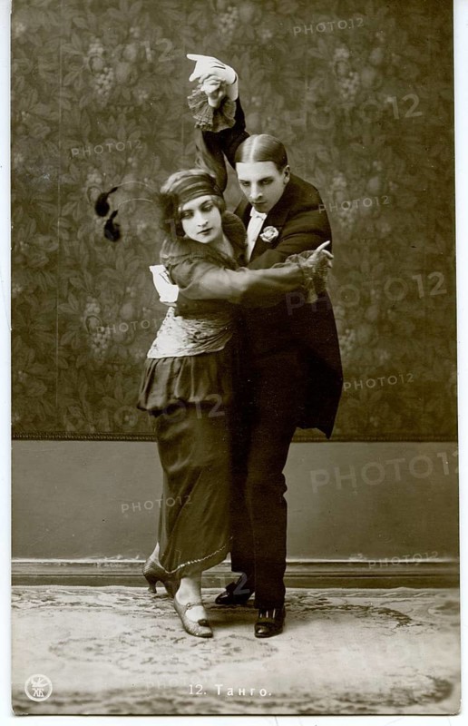 Tango, dance pose, twenties, A couple moving energetically in tango, captured in a dramatic picture, around 1920