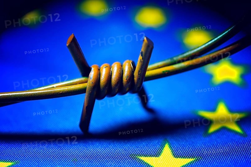 Barbed wire on EU flag, symbolic photo of European asylum reform +++ editorial use only