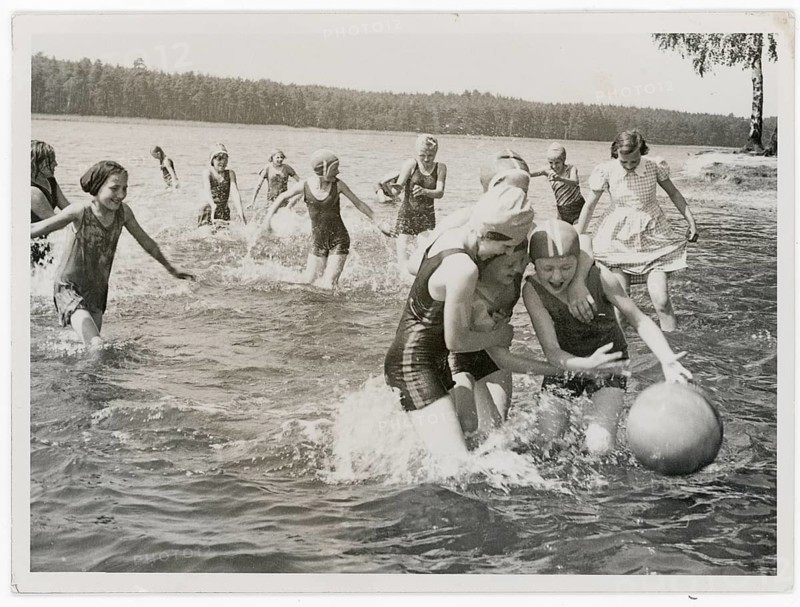 Wannsee, Berlin, bathing, swimwear, woman, men, children, leisure, fun, summer, children playing and splashing in the shallow water of a lake with a ball, around 1925