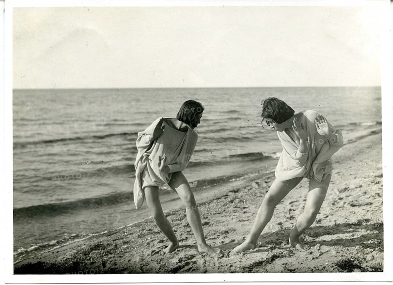 Mensendiek Gymnastik, Dora Menzler, Baltic Sea, dance, twenties, black and white photo of two dancing woman on the beach, conveys a sense of freedom and spontaneity, Dr. Schimmer, 1926