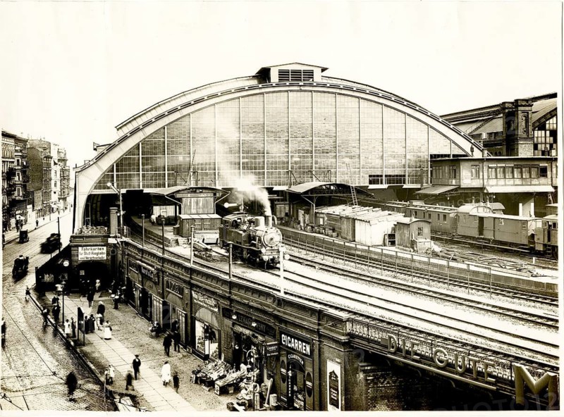 Schlesischer Bahnhof, Berlin, view from street an der Ostbahn, today Ostbahnhof, steam locomotive, shops, historic station with vaulted ceiling construction and lively city life, 1926