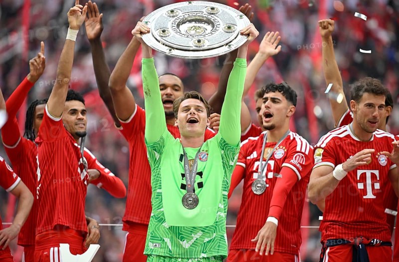 Goalkeeper Jonas Urbig FC Bayern Munich FCB (40) Aleksandar Pavlovic FC Bayern Munich FCB (45) Luis Diaz FC Bayern Munich FCB (14) Leon Goretzka FC Bayern Munich FCB (08) Jonathan Tah FC Bayern Munich FCB (04) Meisterschale, Schale, Trophäe, Meisterfeier Deutscher Fußballmeister FC Bayern Munich 2026, Fußball Bundesliga, Allianz Arena, Munich, Bayern, Germany