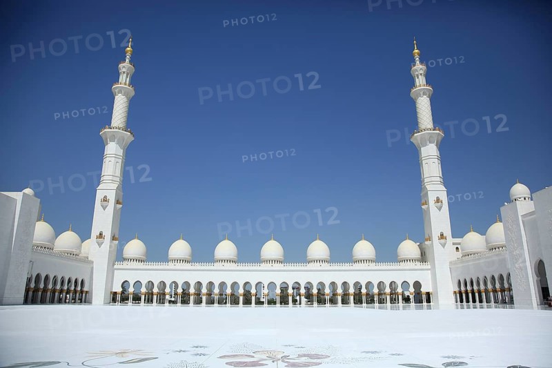 Mosque with long rows of columns and tall minarets against a clear sky, Sheik Zayed Mosque, Sheikh Zayed Mosque, Grand Mosque, Abu Dhabi, Middle East, Emirate, United Arab Emirates, UAE, island in the Persian Gulf, peninsula, exterior view, blue sky, white mosque