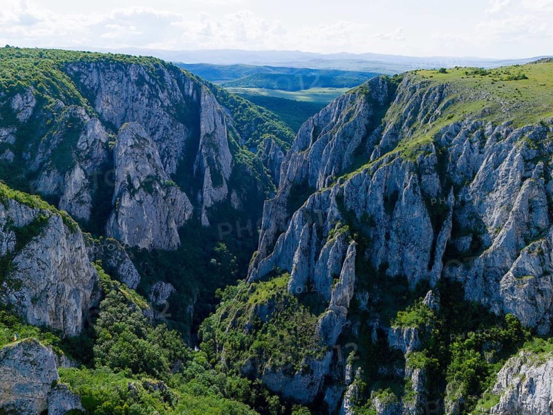 Panoramic view of a green gorge with distinctive rock formations and far-reaching views, aerial view, Cheile Turzii, Turda Gorge, Thorenburg Gorge, Turda, limestone gorge in the Trascau Mountains, Trascau, nature reserve, Western Carpathians, Transylvania, Romania