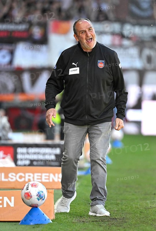 Coach Coach Frank Schmidt 1. FC Heidenheim 1846 FCH on the sidelines gesture gesture soccer Bundesliga, Voith-Arena, Heidenheim, Baden-Württemberg, Germany