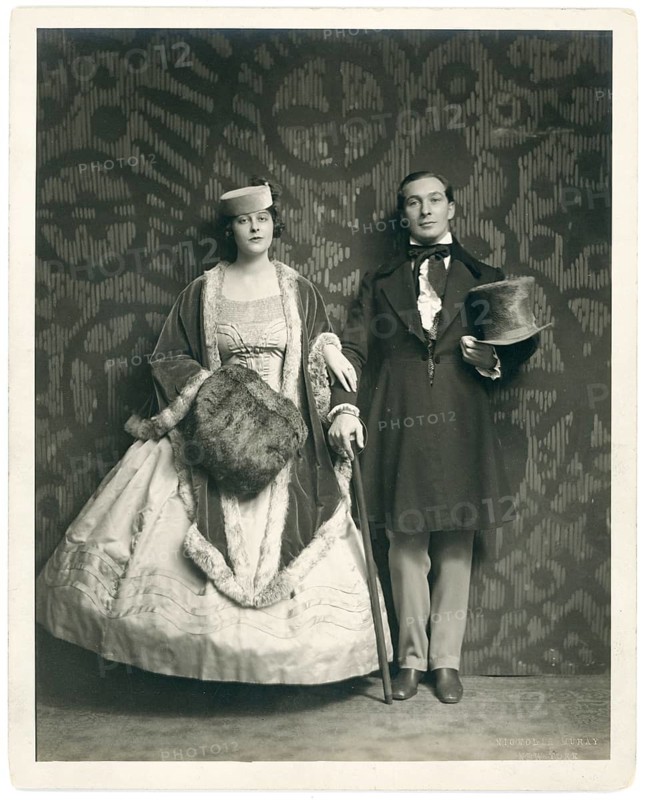 Katherine Cornell, actress, 1893-1974, theatre, USA, Conde Nast, Vanity Fair, couple in period costumes posing formally against a patterned background, Nikolas Muray, 1923