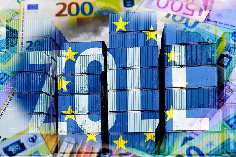 Stacked containers with customs lettering and euro notes, symbolic photo for new customs duties for small shipments to the EU, photo montage +++ editorial use only