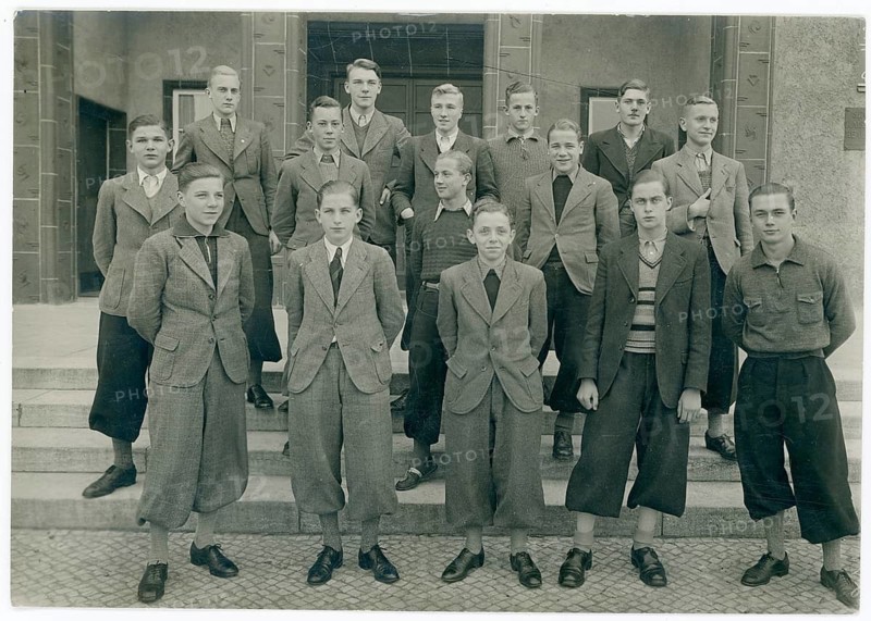 Berlin, Neukölln, boys, Kaiser-Wilhelm Realgymnasium, fashion, elegance, shoes, group of young men in suits posing in several rows on a staircase, 1934