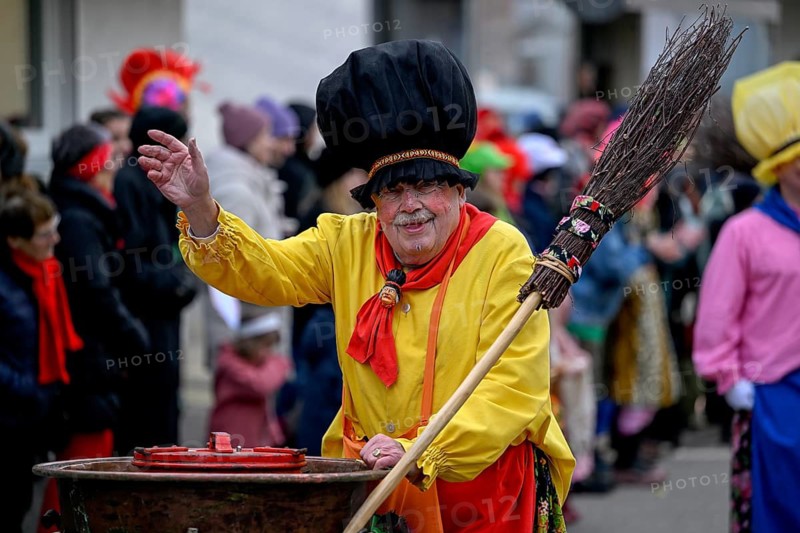 Kappler witch, traditional dance and parade group, on the carnival parade, Kappelrodeck, Ortenaukreis, Baden-Württemberg, Germany