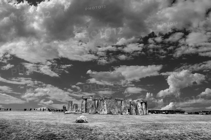 Tourists visit Stonehenge, around 3000 BC, a megalithic structure of the Neolithic period, cloudy sky, black and white, Wiltshire, southwest England, England, United Kingdom