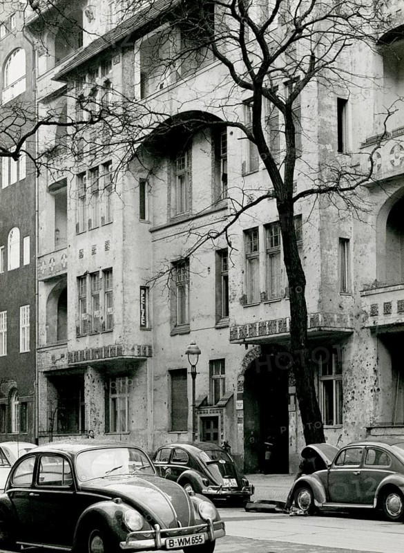 Berlin, Charlottenburg, Niebuhrstr. 77, Gründerzeit buildings, VW Beetles, West Berlin, Several cars parked in front of an old residential building in an urban setting, Herbert Jacobi (1915–1978), 1966