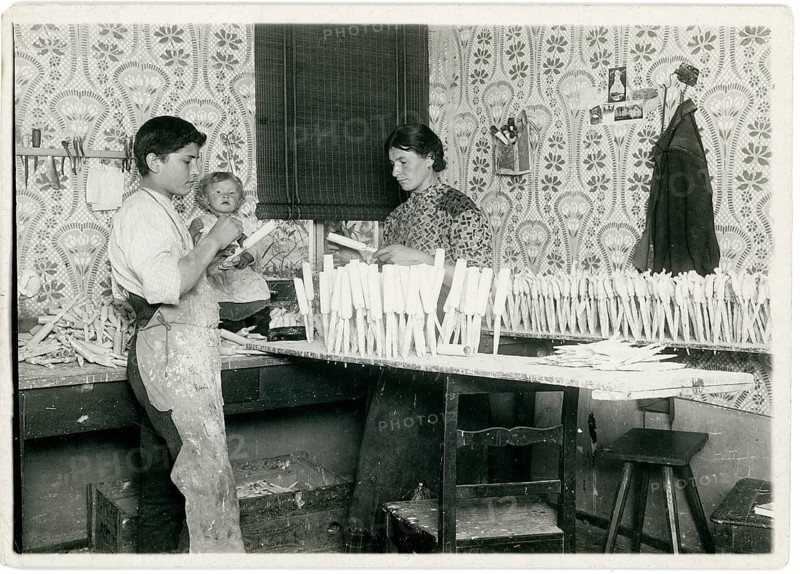 Bavaria, Franconia, home work, doll making, doll legs, poverty, In a workshop, a family is working on the production of toys, Philipp Kester, around 1906
