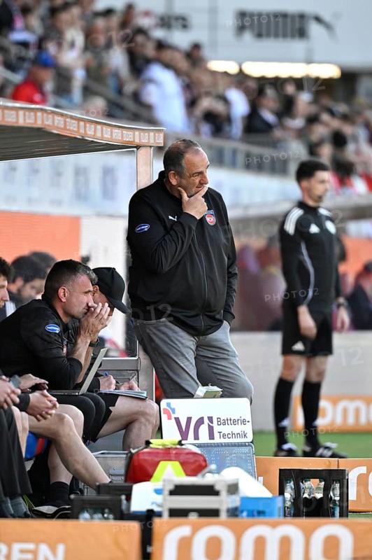 Coach Coach Frank Schmidt 1. FC Heidenheim 1846 FCH on the sidelines gesture thoughtful soccer Bundesliga, Voith-Arena, Heidenheim, Baden-Württemberg, Germany