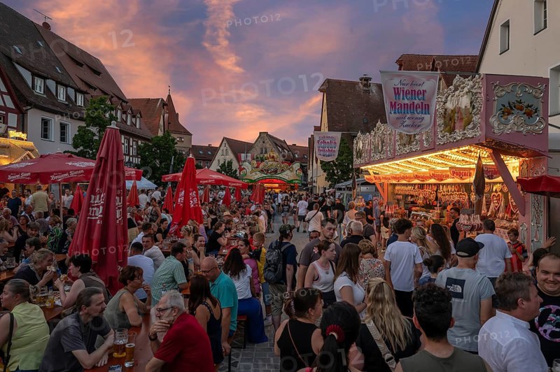 Visitor and candy stand at the Laufer City Festival, evening sky, Lauf an der Pegnitz, Middle Franconia, Bavaria, Germany