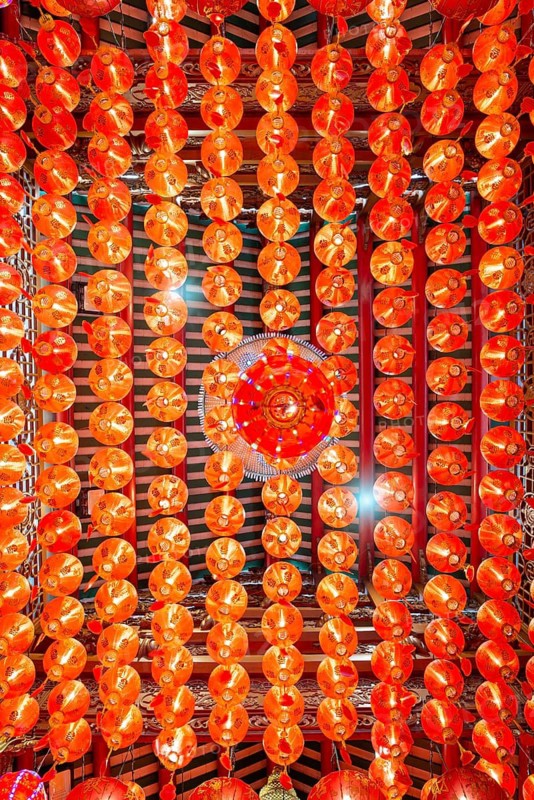 Traditional Chinese lanterns, numerous lanterns hanging from the ceiling, Wat Mangkon Kamalawat, Yaowarat Road, Chinatown, Bangkok, Thailand