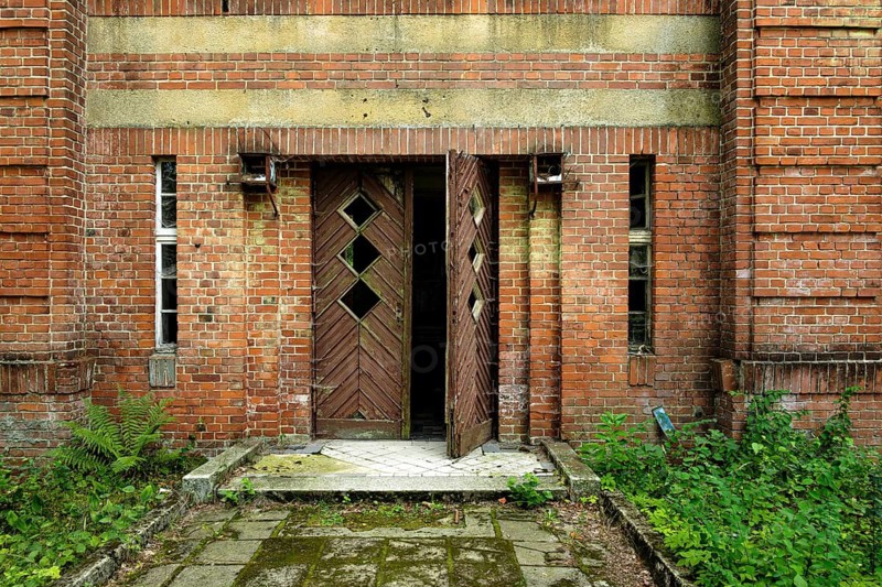 Dilapidated portal in a dilapidated building in the former lung hospital and lost place Heilstätte Grabowsee complex, Oranienburg, Brandenburg, Germany