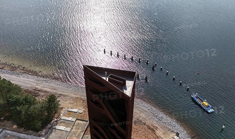 View of the Rustiger Nagel observation tower. It was built in 2008 at the mouth of the Sorno Canal and Lake Sedlitz, 21.04.2026. Sedlitzer See is a lake in the Lusatian Lake District. The former lignite mining district is becoming a holiday paradise. Europe's largest created water landscape is being created with two dozen flooded lakes and navigable canals. Five lakes will soon be made navigable via canals, Lieske, Brandenburg, Germany
