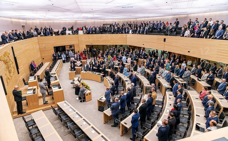 The members of parliament rose from their seats in the plenary chamber as the Minister President and members of the government were sworn in. Cem Özdemir (Bündnis90-Die Grünen) is the new Minister President of the state of Baden-Württemberg. He was elected in the state parliament by members of the Greens and the CDU. The two parties will once again form a coalition under the leadership of the Greens. Stuttgart, Baden-Württemberg, Germany