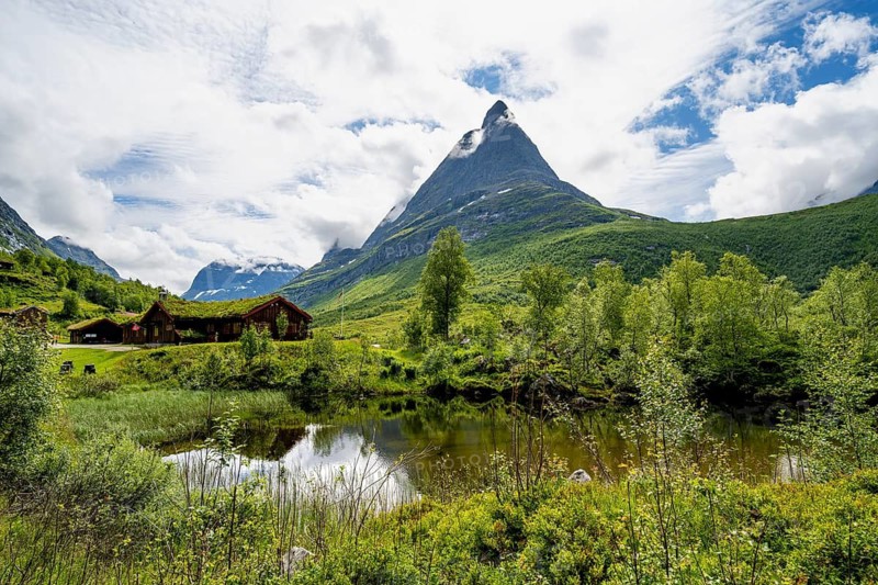 Traditional house with grass roof on a small pond, Renndølsetra, Innerdalen high valley, Innerdalstårnet mountain, Trollheimen Mountain Area, Sunndal, Møre og Romsdal, Vestlandet, Norway